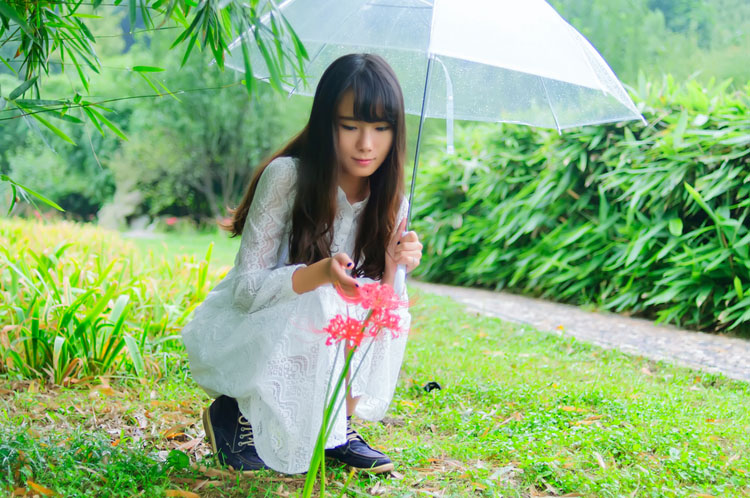 清晨露珠下的可爱少女