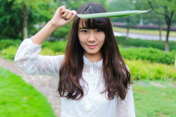 清晨露珠下的可爱少女