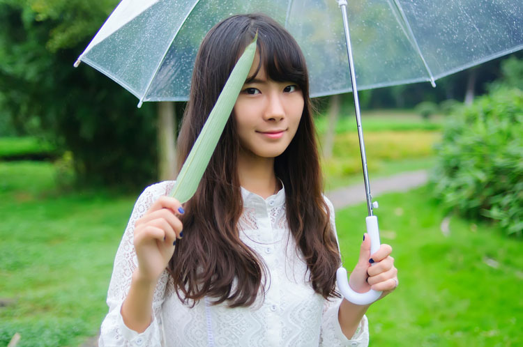 清晨露珠下的可爱少女