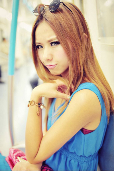 清纯美女地铁唯美写真