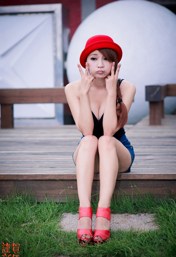 清纯俏小红帽俏女孩