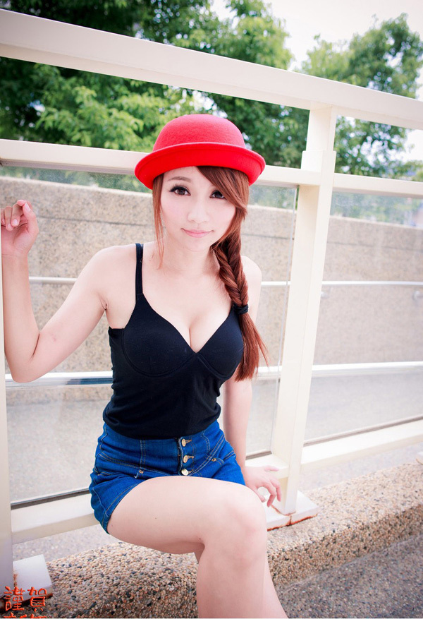 清纯俏小红帽俏女孩