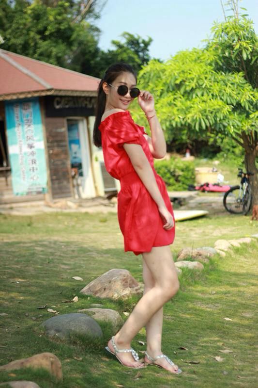 红衣少女甜美阳光下看卖萌