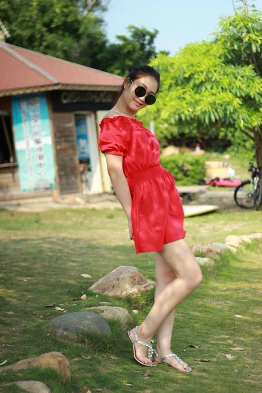 红衣少女甜美阳光下看卖萌