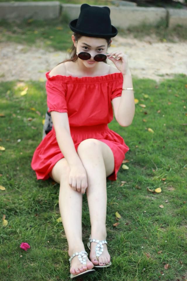 红衣少女甜美阳光下看卖萌