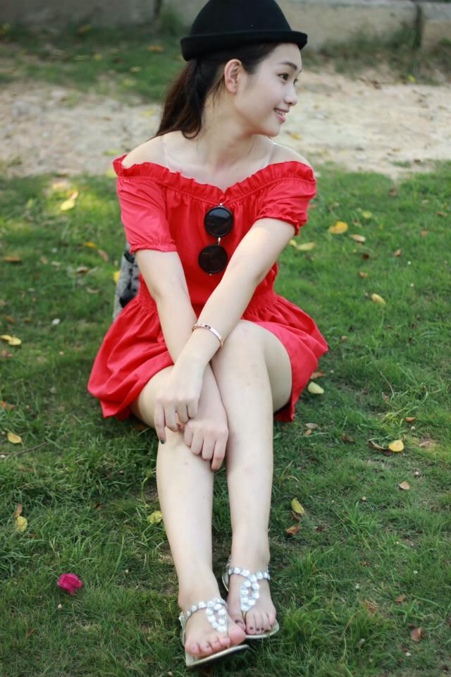 红衣少女甜美阳光下看卖萌