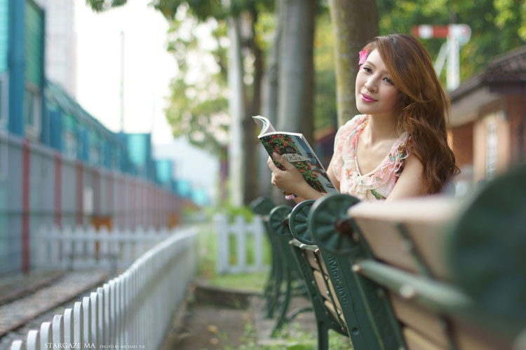 渴望旅行的风韵少女