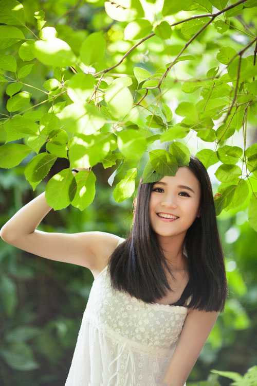 清纯少女树下的小可爱