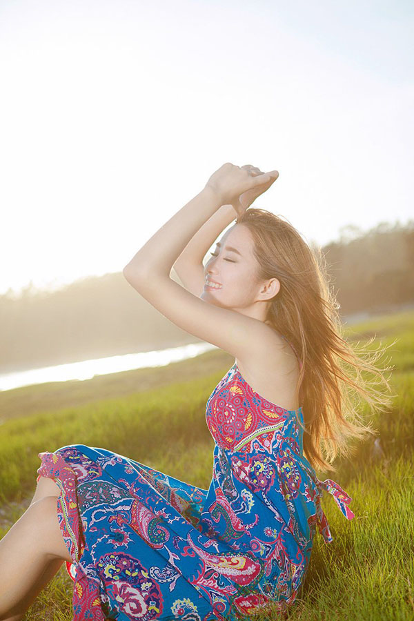 草原上的清新美女写真