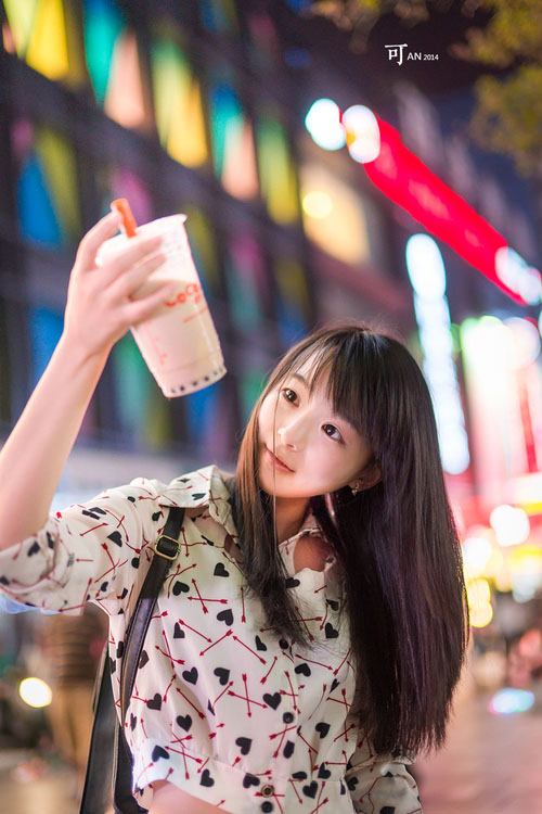 可爱美女的街头的俏皮