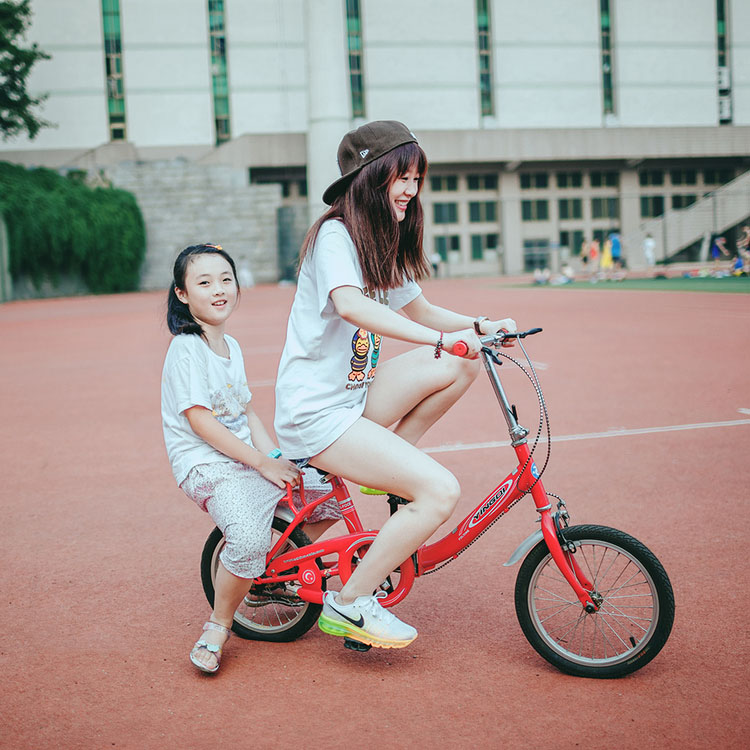 帽檐下的清纯小可爱