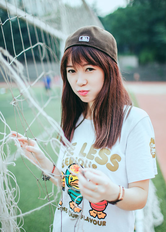 帽檐下的清纯小可爱