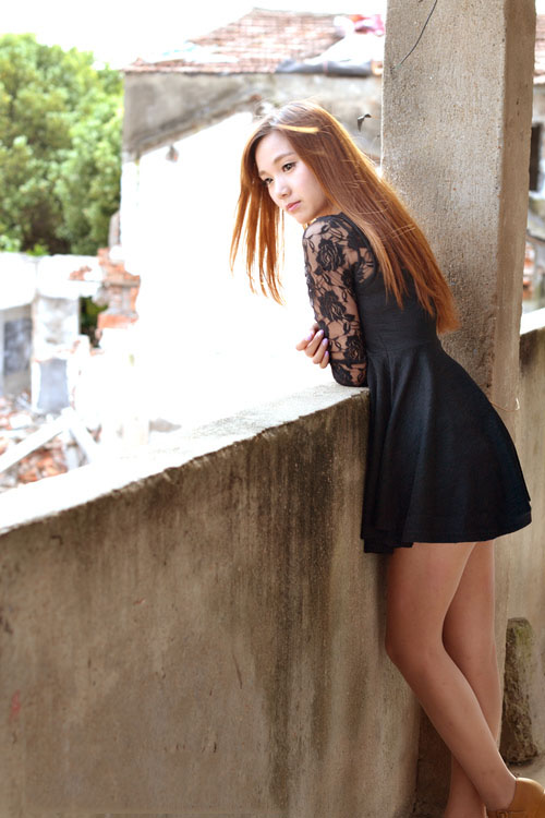 废墟中的阳光少女