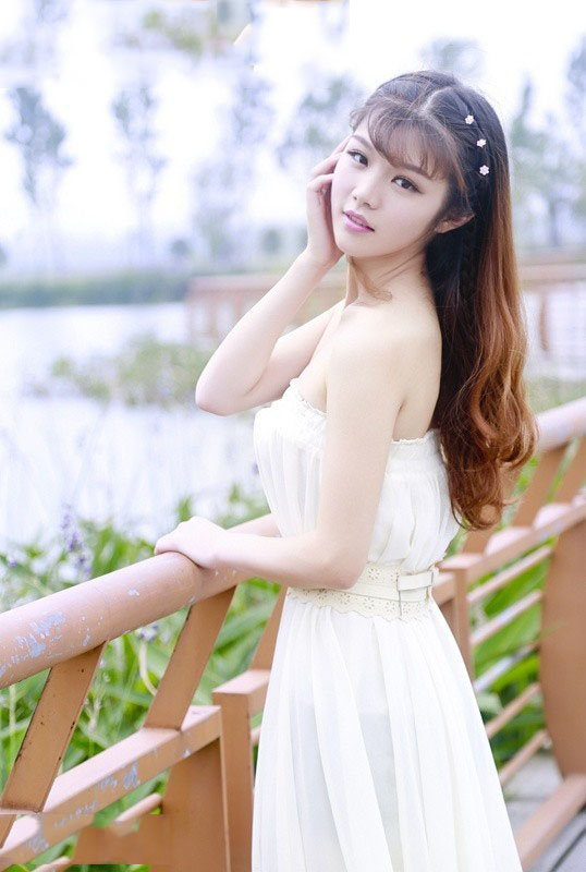 纯美少女夏日白色迷人