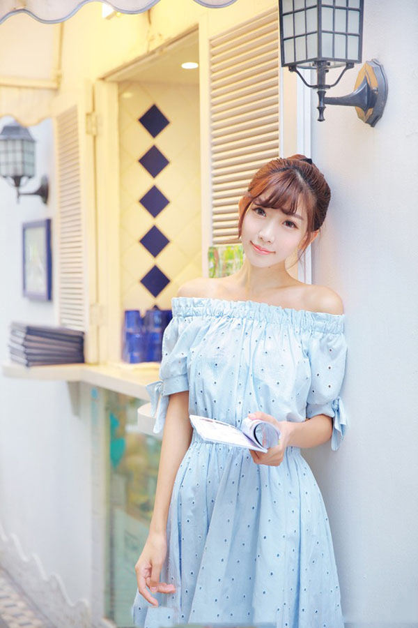 可爱文静女孩的美好夏日