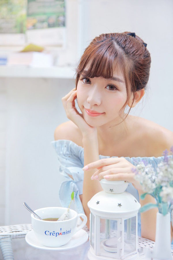 可爱文静女孩的美好夏日