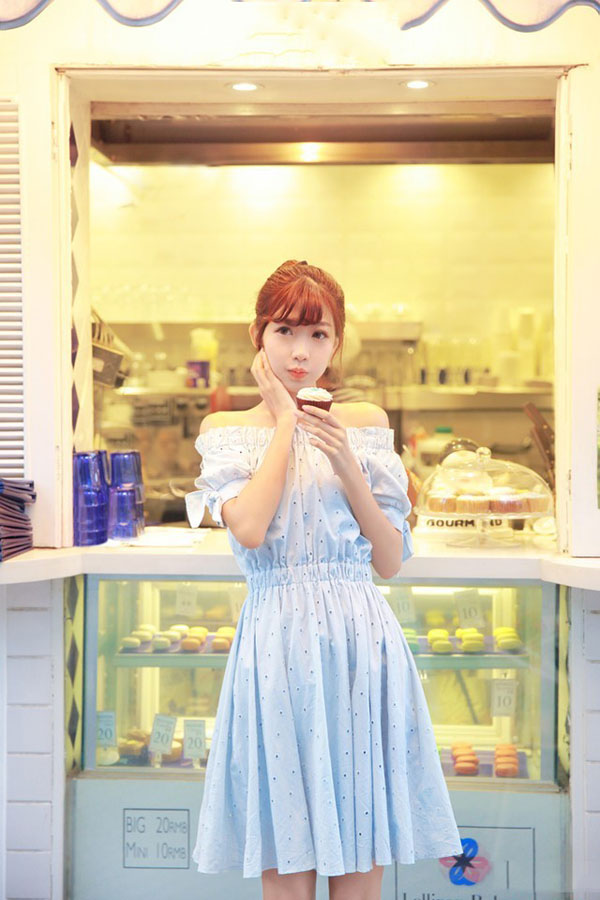 可爱文静女孩的美好夏日