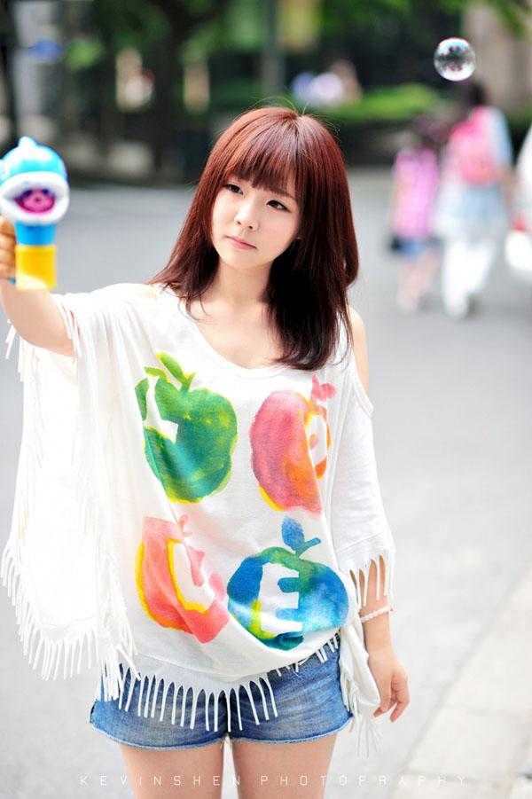 清纯可爱的女生快乐的夏日