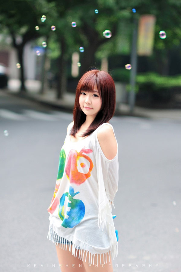 清纯可爱的女生快乐的夏日