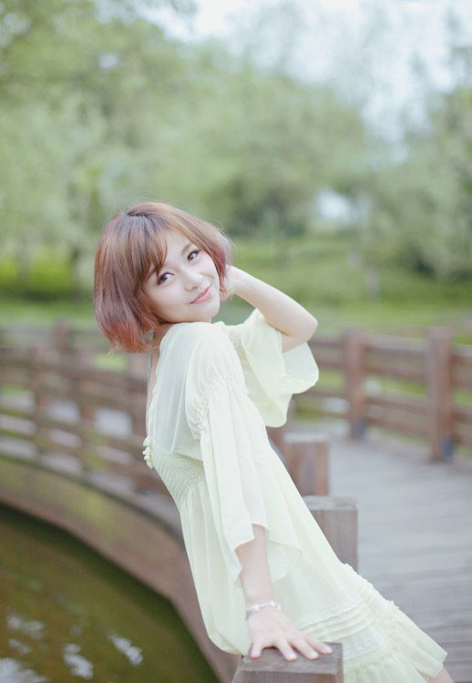 花草巷中的清纯少女