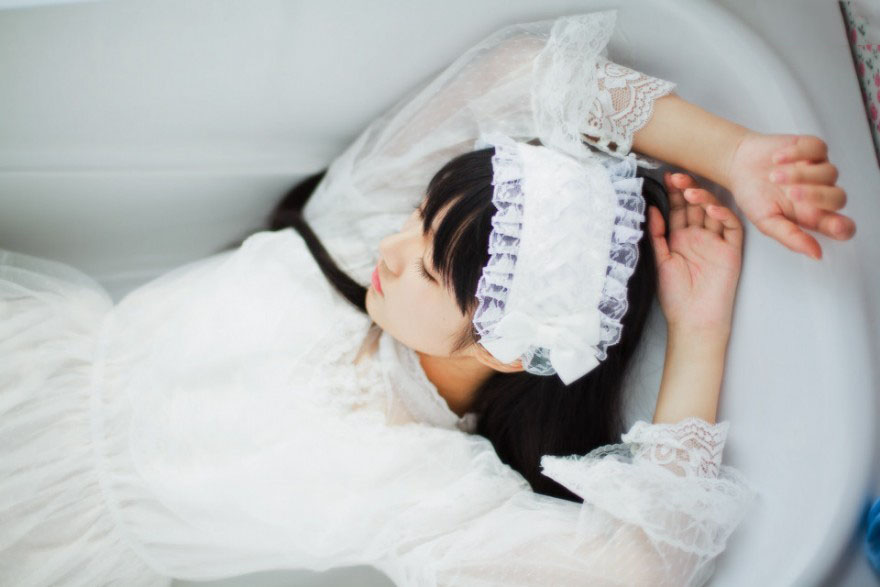 白色纯美姑娘的私房照