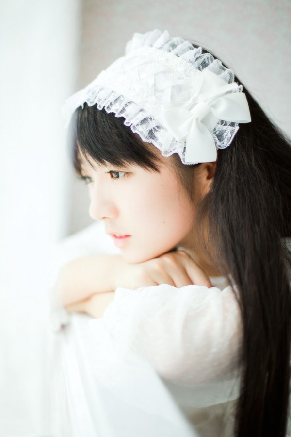 白色纯美姑娘的私房照