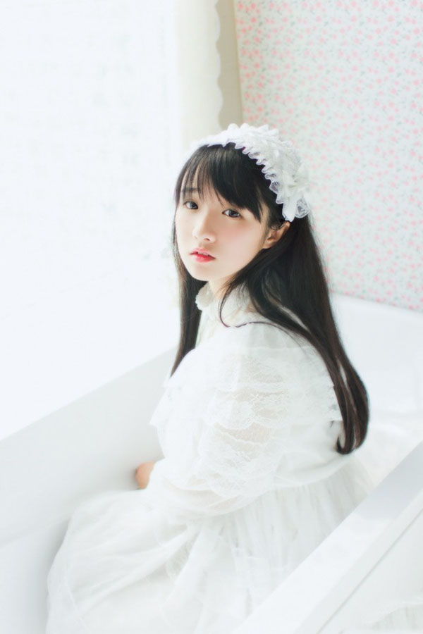 白色纯美姑娘的私房照