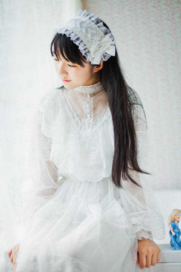 白色纯美姑娘的私房照