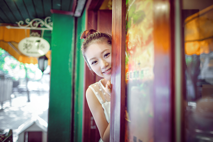 午后休闲小站的俏皮少女