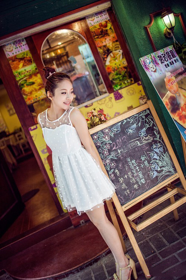 午后休闲小站的俏皮少女