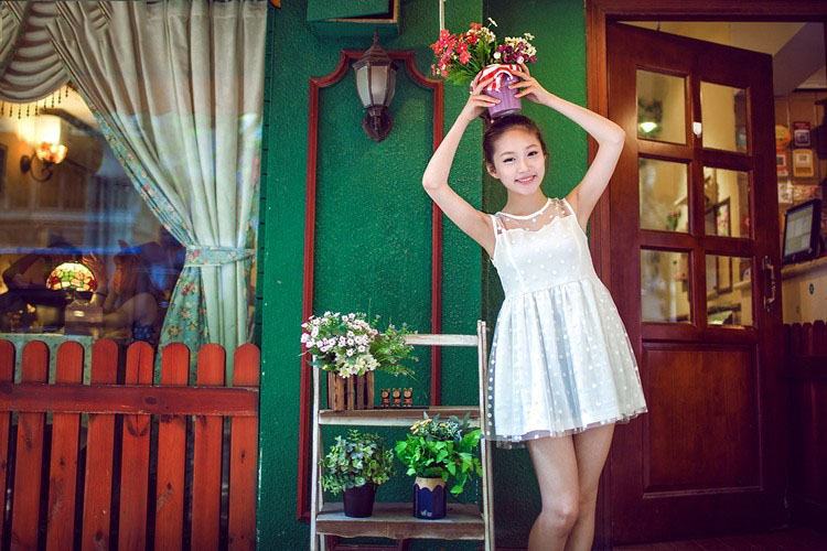 午后休闲小站的俏皮少女