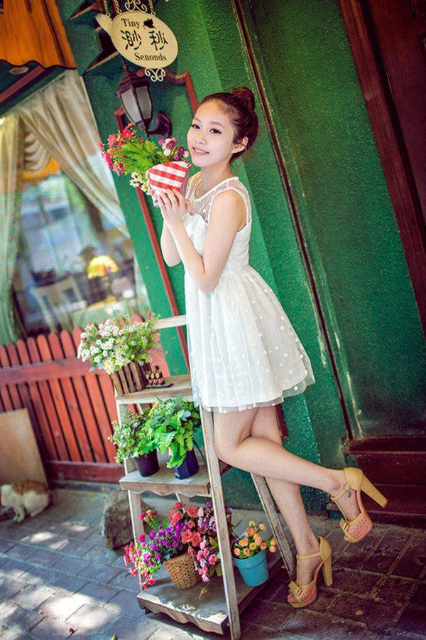 午后休闲小站的俏皮少女