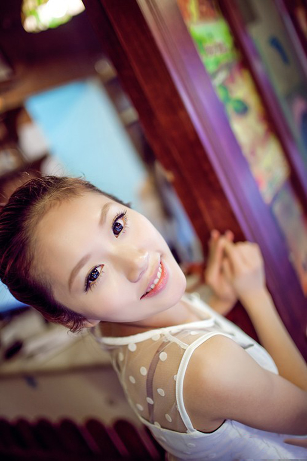 午后休闲小站的俏皮少女