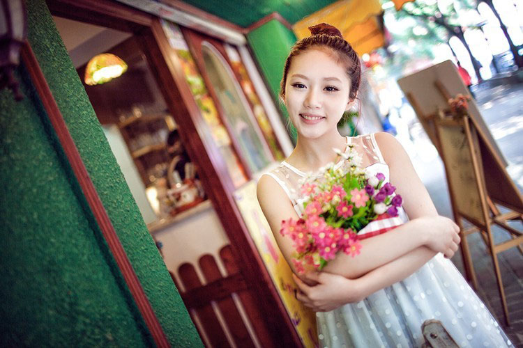 午后休闲小站的俏皮少女