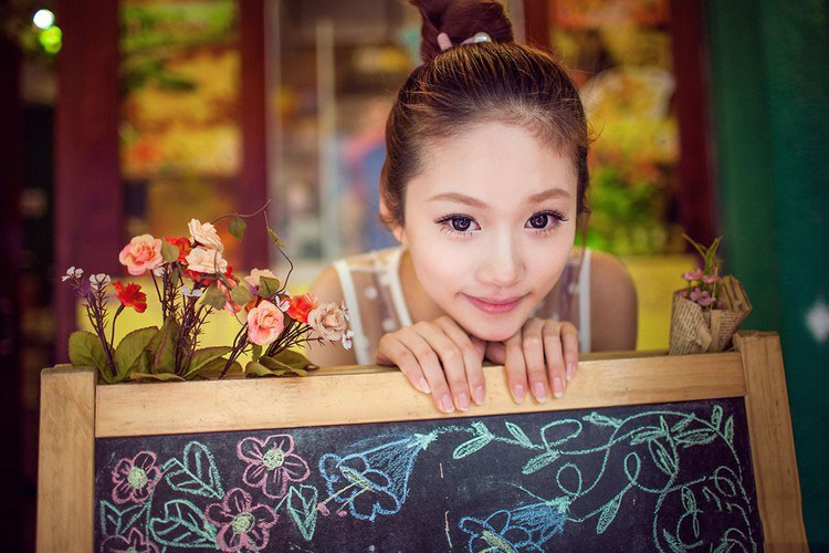 午后休闲小站的俏皮少女