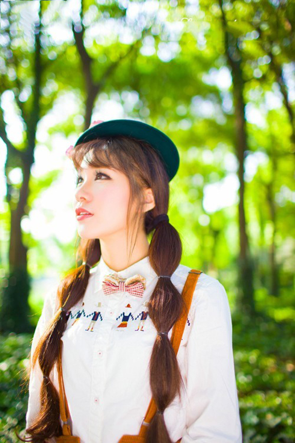 音符围绕着的清纯少女