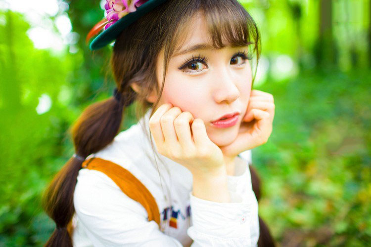 音符围绕着的清纯少女