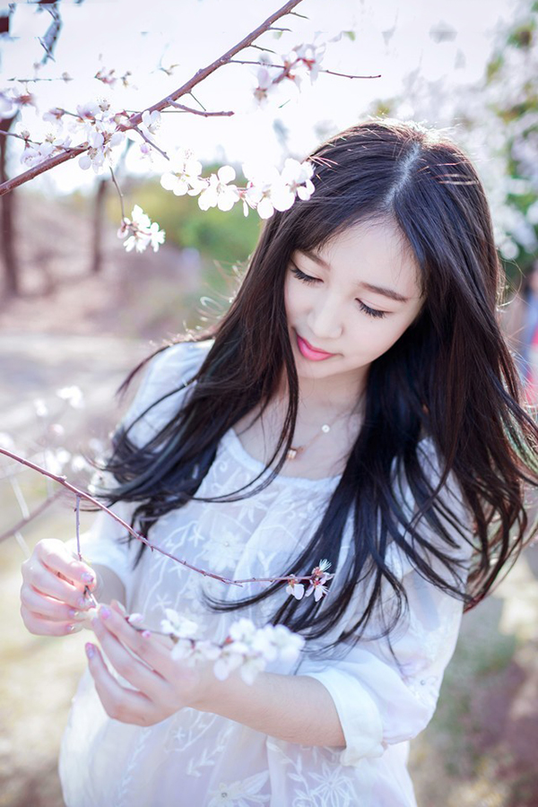 清新户外的蕾丝裙美女