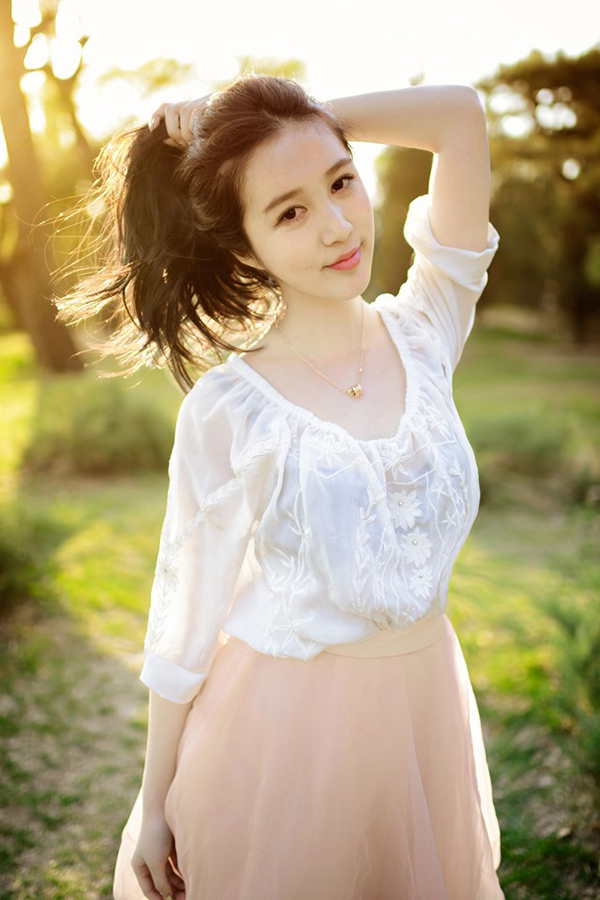 清新户外的蕾丝裙美女