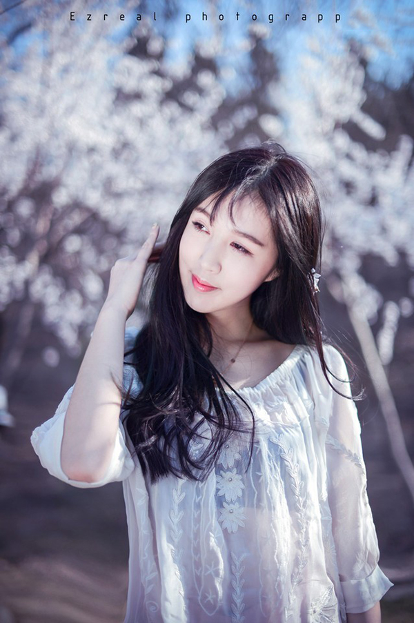 清新户外的蕾丝裙美女