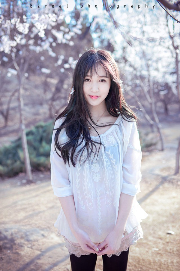 清新户外的蕾丝裙美女