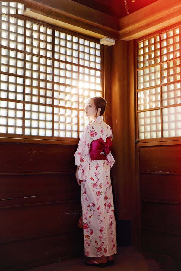 知性气质的和服美女