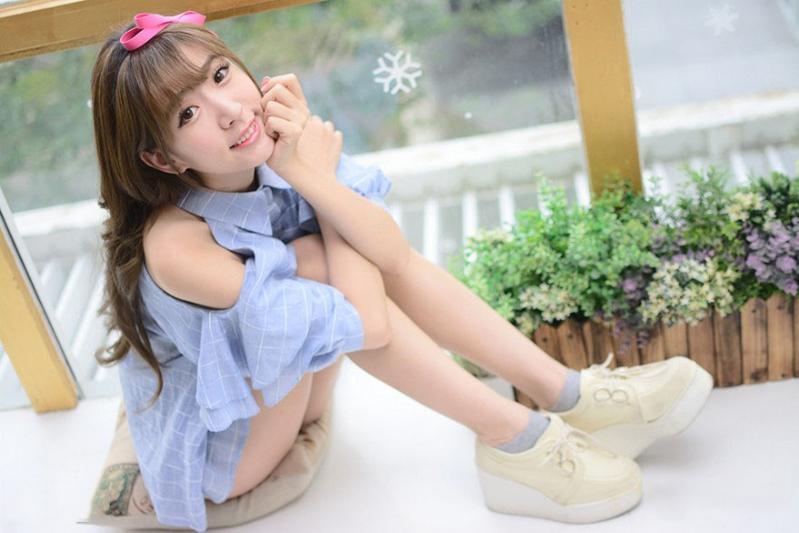 夏日午后的清新少女