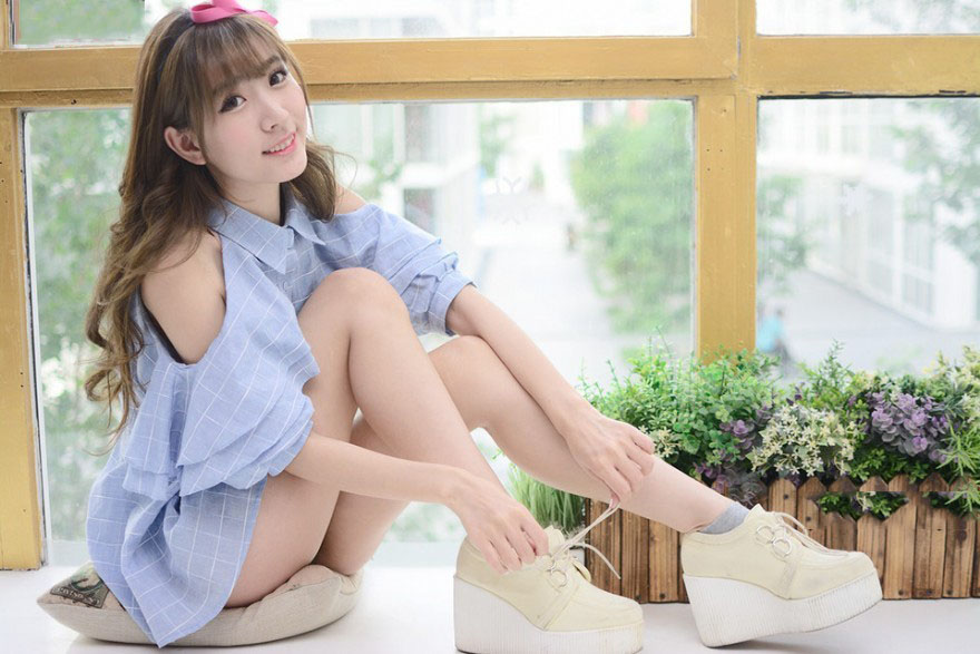 夏日午后的清新少女