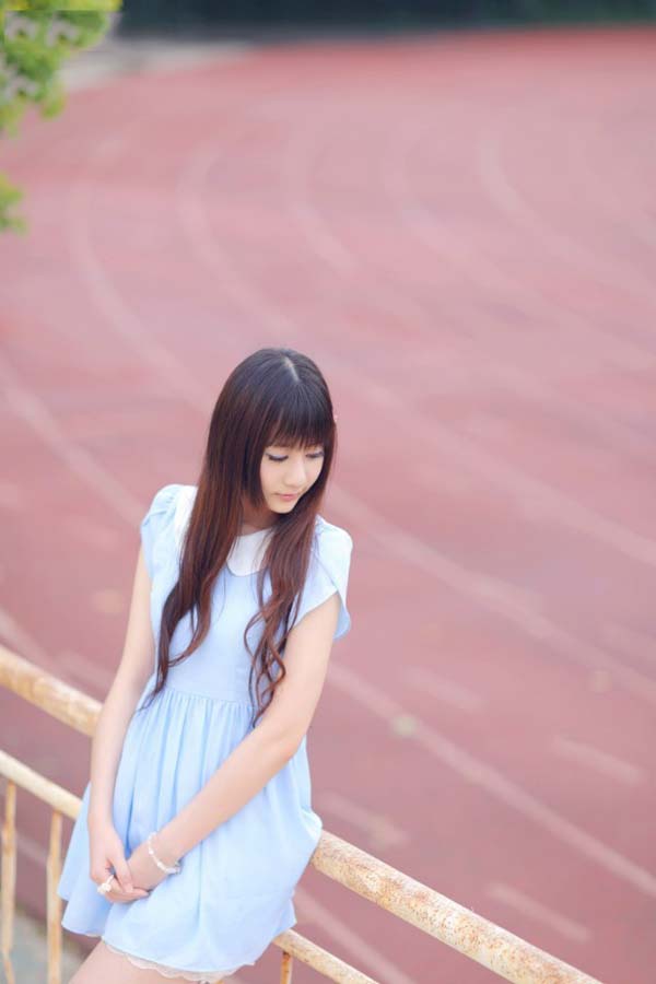 操场边上的清纯校花