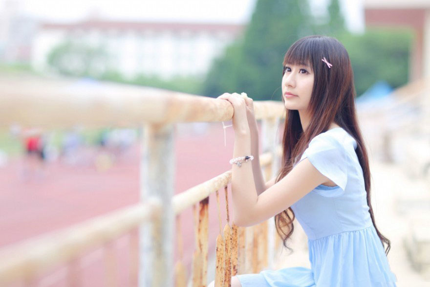 操场边上的清纯校花