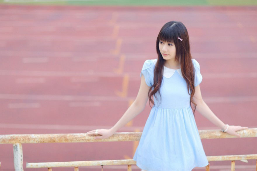 操场边上的清纯校花