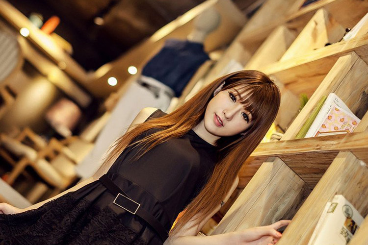 清纯美女复古书店唯美写真