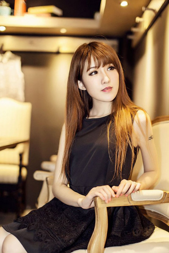 清纯美女复古书店唯美写真