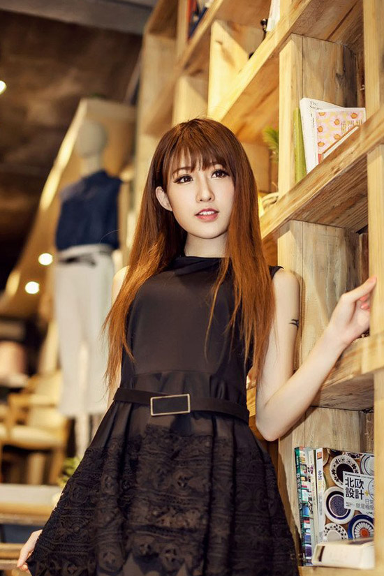 清纯美女复古书店唯美写真